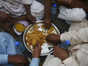 Orang-orang Ini Tertular Corona Akibat Buka Puasa Bersama