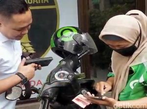 Kisah Haru Driver Gojek Dapat Rezeki Tak Terduga Usai Salat di SPBU
