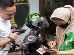 Kisah Haru Driver Gojek Dapat Rezeki Tak Terduga Usai Salat di SPBU