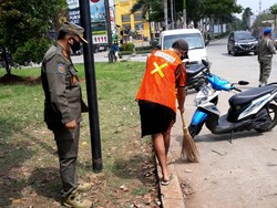Pelanggar PSBB di Jakarta Disuruh Nyapu Jalan Pakai Rompi Oranye
