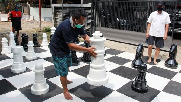 Ngabuburit Sambil Main Catur Raksasa