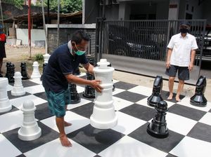 Ngabuburit Sambil Main Catur Raksasa