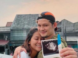 Sweet Abis! Bunga Jelitha Beri Kejutan Hamil Lagi ke Syamsir Alam