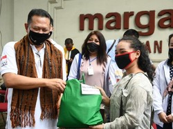 Ketua MPR Salurkan Bansos ke Mahasiswa Perantau Terdampak COVID-19