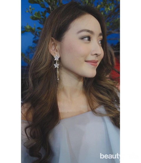 Gaya Baru Artis Cantik Natasha Wilona dengan Rambut Blonde ...