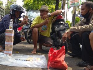Di Tengah Pandemi Corona, Jasa Penukaran Uang Baru Sepi Peminat