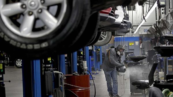 Jasa Pembersih Bengkel Raih Berkah dari Corona