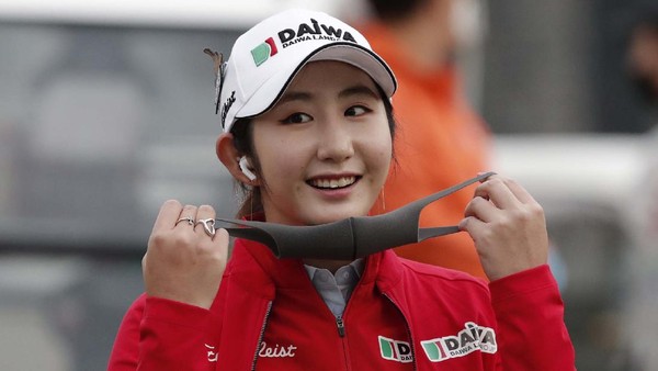 Para pegolf wanita Korsel mulai beraksi dalam ajang KLPGA Championship. Begini aksi mereka di tengah pandemi COVID-19 yang melanda dunia.