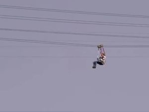 Niatnya Liburan Senang-Senang, Pria Ini Malah Nyangkut di Atas Jurang