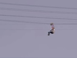 Niatnya Liburan Senang-Senang, Pria Ini Malah Nyangkut di Atas Jurang