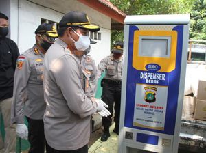 Polres Jakbar Sediakan Dispenser Beras Gratis bagi Warga Terdampak Corona Polres Jakbar Sediakan Dispenser Beras Gratis bagi Warga Terdampak Corona
