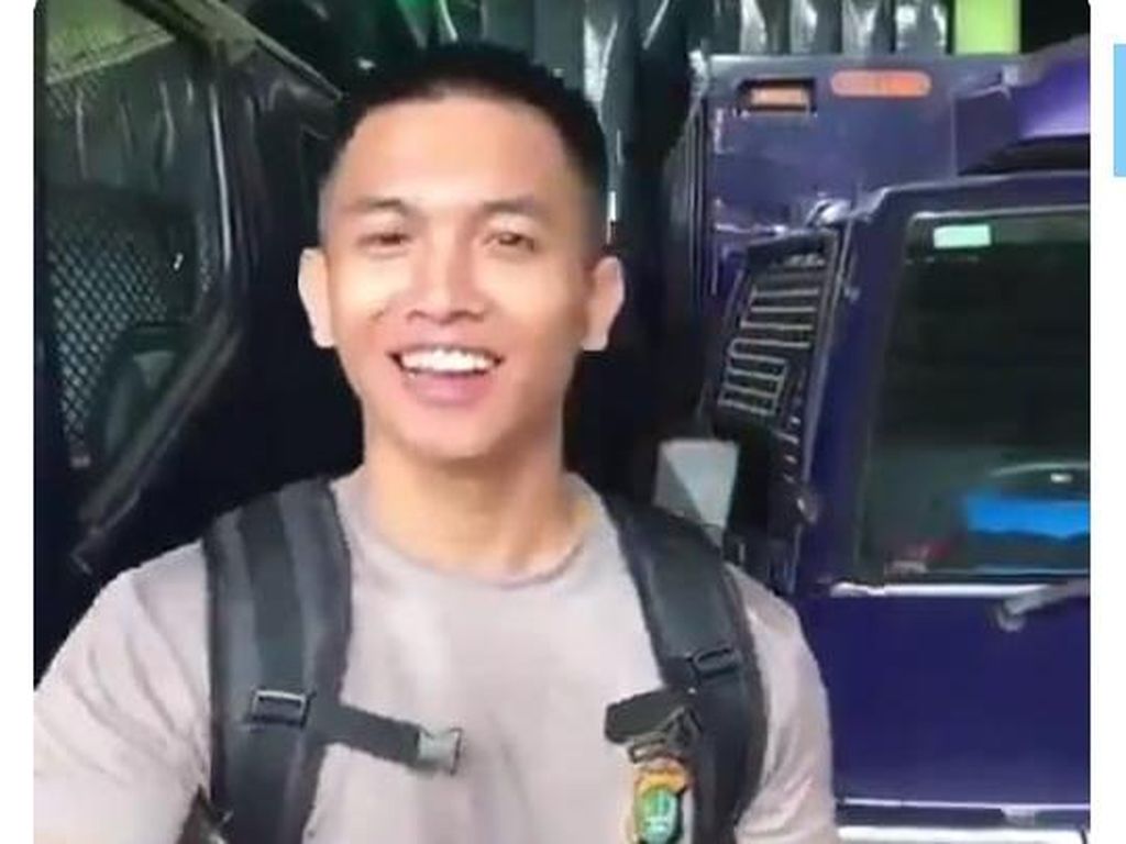Viral Polisi Pengokang Senpi Berbuntut Panjang Viral Polisi Pengokang Senpi Berbuntut Panjang