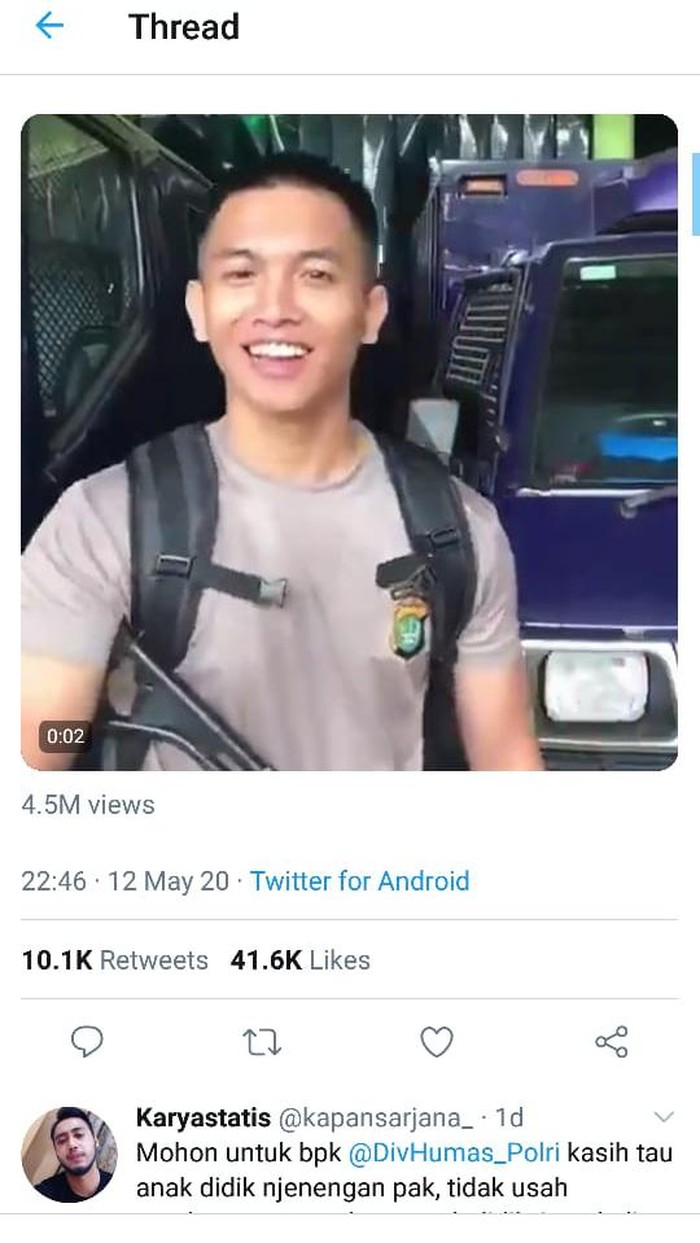 Viral Polisi Pamer Kokang Senjata