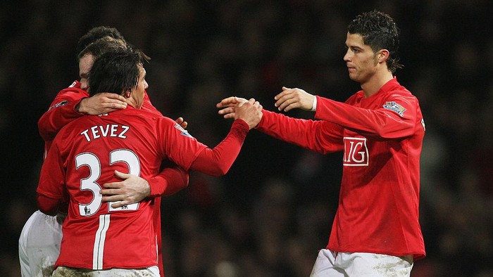 MANCHESTER, UNITED KINGDOM - JANUARY 12:  Cristiano Ronaldo (R) of Manchester celebrateswith teammate, Carlos Tevez after scoring his teams third goal during the Barclays Premier League match between Manchester United and Newcastle United at Old Trafford on January 12, 2008 in Manchester, England.  (Photo by Alex Livesey/Getty Images)