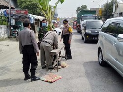 Jalan Rusak di Babat Ini Sempat Ditanami Pohon Pisang