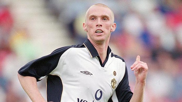 4 Aug 2001:  Luke Chadwick of Manchester United in action during the Pre-season friendly match against Wrexham played at the Racecourse Ground in Wrexham, Wales.  The match ended n a 2 -  2 draw.  Mandatory Credit: Shaun Botterill /Allsport
