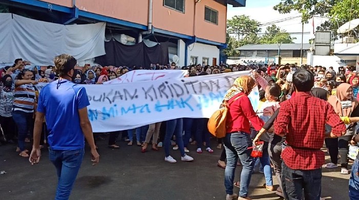 Buruh di Sukabumi kembali berunjuk rasa menuntut THR