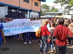 Memukul Tetabuhan, Buruh di Sukabumi Kembali Demo soal THR Dicicil
