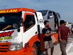 Truk Derek Angkut Mobil Isi 8 Pemudik Disewa Cukup Mahal, Berapa?