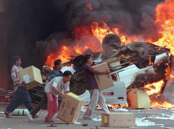 Dunia Hari Ini: Tragedi Mei 1998 dalam Demokrasi RI