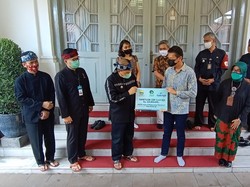 Walkot Oded Serahkan Bantuan Rp 100 Juta untuk Bunbin Bandung
