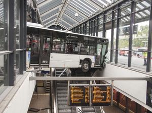 Waduh! Ada Bus Nyangkut di Eskalator
