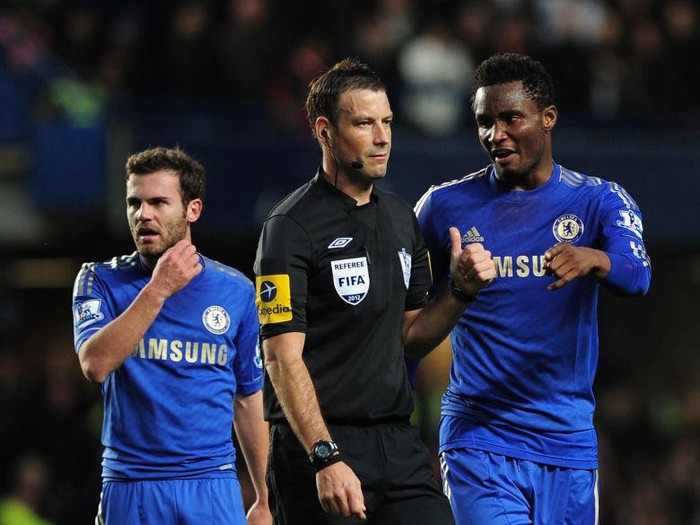LONDON, ENGLAND - OCTOBER 28: John Obi Mikel of Chelsea talks to referee Mark Clattenburg as team mate Juan Mata looks on during the Barclays Premier League match between Chelsea and Manchester United at Stamford Bridge on October 28, 2012 in London, England.  (Photo by Shaun Botterill/Getty Images)