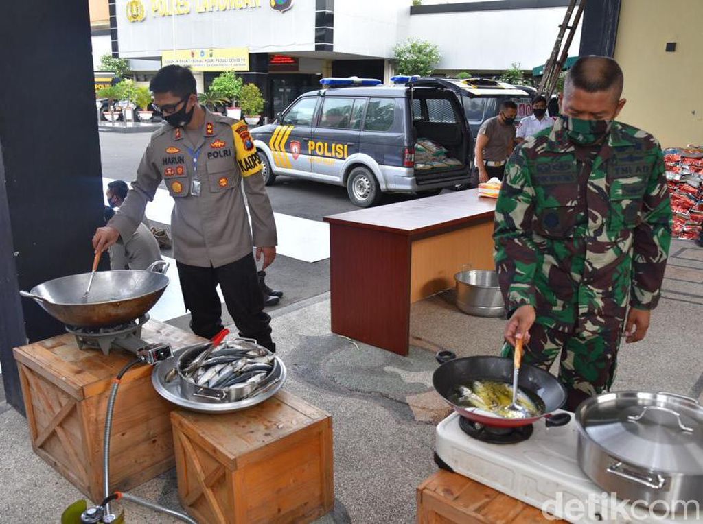 Warga Terdampak Corona Terbantu Dapur Umum di Lamongan Warga Terdampak Corona Terbantu Dapur Umum di Lamongan