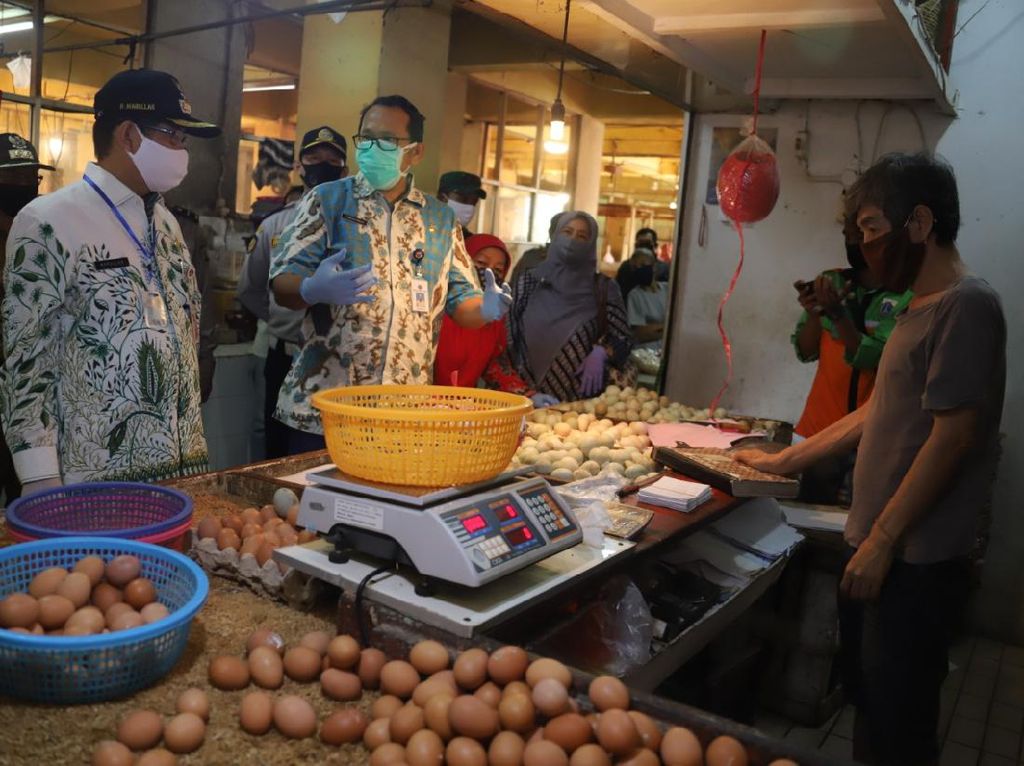 Cek Harga Jelang Lebaran, Wali Kota Jaksel Sidak ke Pasar Tradisional Cek Harga Jelang Lebaran, Wali Kota Jaksel Sidak ke Pasar Tradisional