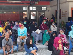 Video Pencairan BST Rp 600 Ribu, Warga Antre Berjam-jam di Kantor Pos