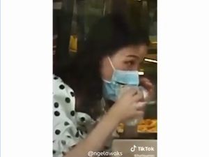 Aksi Netizen Makan Roti Tanpa Lepas Masker Ini Bikin Ngakak