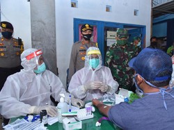 Giliran Ratusan Pedagang Pasar Sidoharjo Lamongan Rapid Test