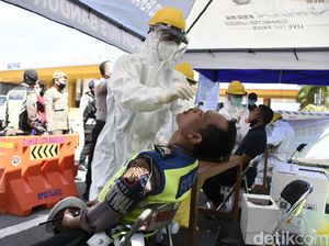 Petugas Check Point dan Warga di Bandung Jalani Tes Swab