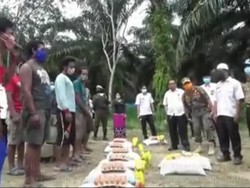 Terdampak Corona, 338 Keluarga Suku Anak Dalam di Jambi Terima Bantuan Sembako
