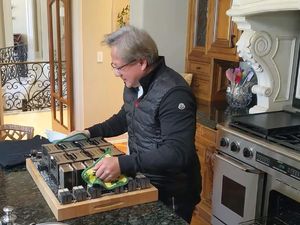 Kisah Sukses Bos Nvidia, Dulunya Tukang Cuci Piring! Kisah Sukses Bos Nvidia, Dulunya Tukang Cuci Piring!