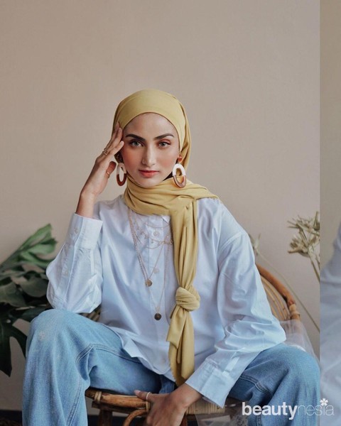  Gaya  5 Influencer Hijabers  yang Tetap Pede Pakai Anting 