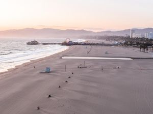 Pantai Los Angeles Dibuka, Wisatawan Bisa Kembali Berselancar