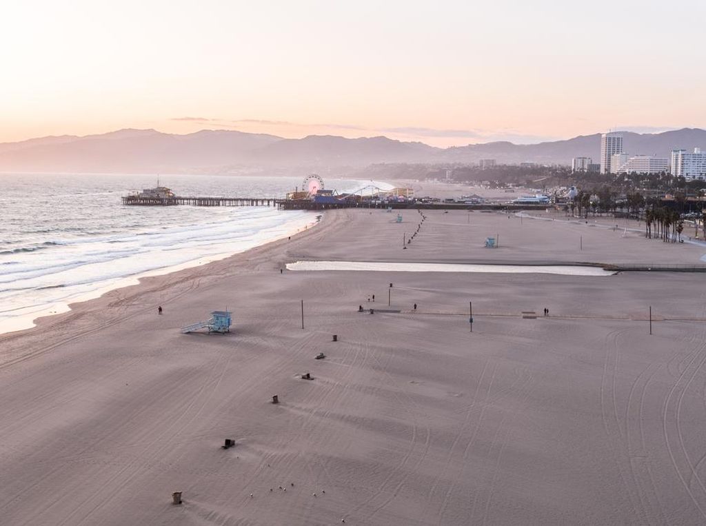 Pantai Los Angeles Dibuka, Wisatawan Bisa Kembali Berselancar Pantai Los Angeles Dibuka, Wisatawan Bisa Kembali Berselancar