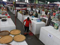 Pedagang dan Pembeli di Pasar Wajib Pakai Masker, Uang Cash Dibatasi