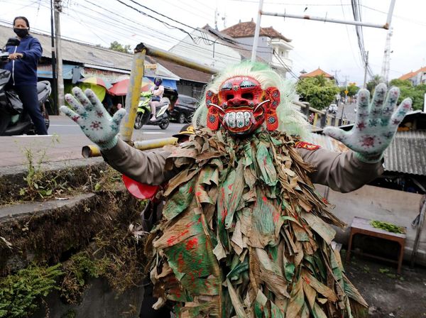 Pakai Topeng Celuluk, Polisi Ingatkan Warga untuk Bermasker