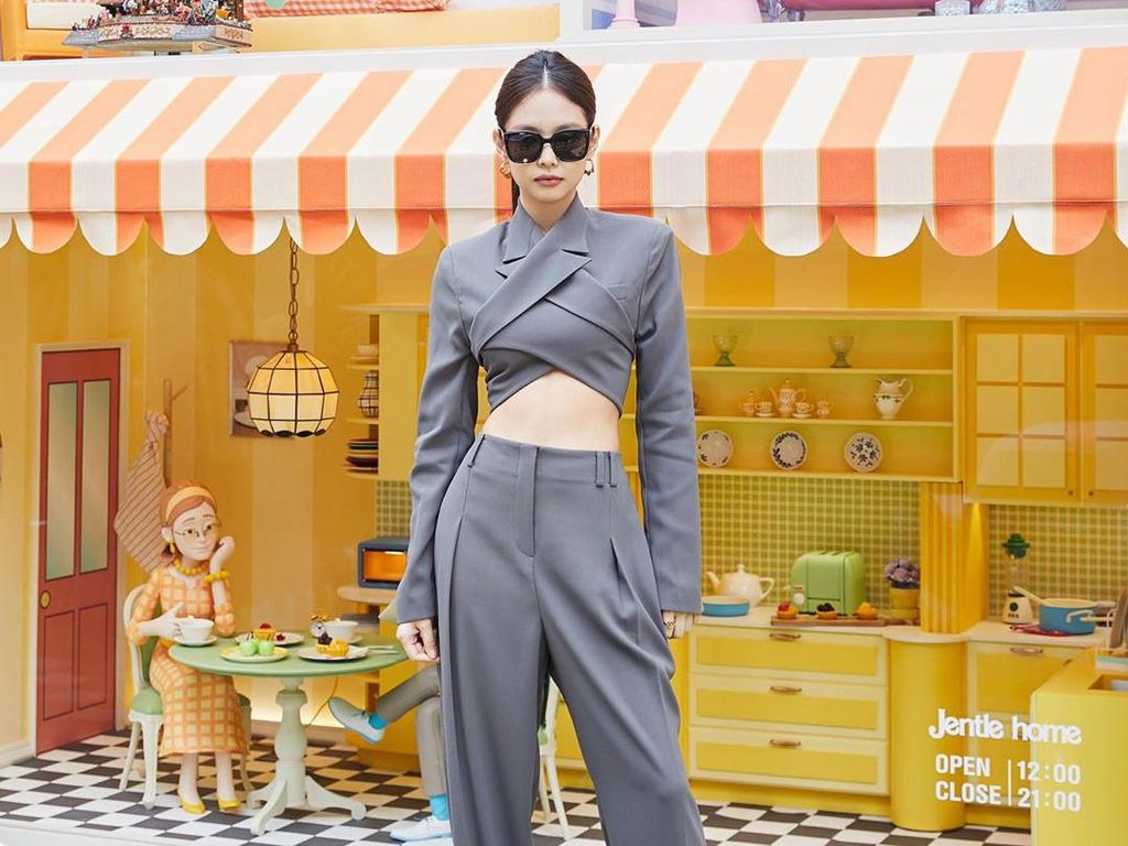 Foto: Jennie BLACKPINK Pamer Perut Super Ramping Pakai Blazer Rp 17 Juta Foto: Jennie BLACKPINK Pamer Perut Super Ramping Pakai Blazer Rp 17 Juta