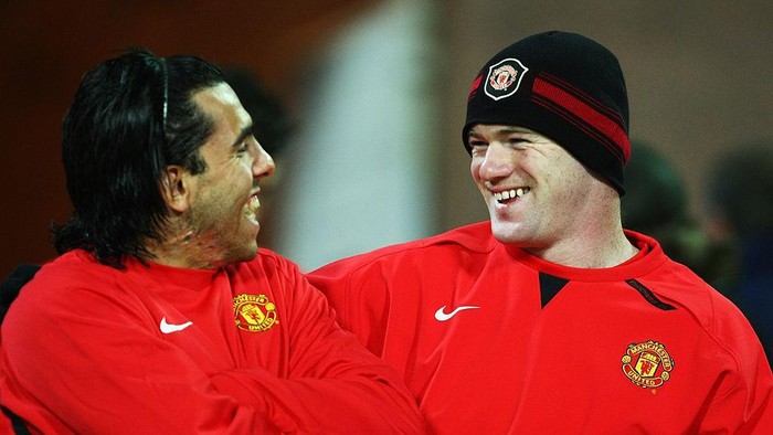 KIEV, UKRAINE - OCTOBER 22:  Wayne Rooney and Carlos Tevez of Manchester United share a joke during a training session prior to the Champions League match between Dynamo Kiev and Manchester United at the Olympiyskiy Stadium on October 22, 2007 in Kiev, Ukraine.  (Photo by Clive Rose/Getty Images)