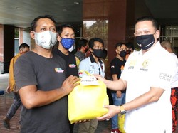 Ketua MPR Bagikan Bansos ke Sopir Angkot di Tanah Abang