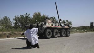 Aksi Nekat Wanita Suriah Lempar Telur ke Tank Rusia