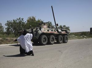 Aksi Nekat Wanita Suriah Lempar Telur ke Tank Rusia