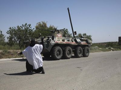 Aksi Nekat Wanita Suriah Lempar Telur ke Tank Rusia