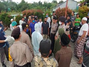 Lihat Petugas Ber-APD, Warga di Kapuas Tolak Pemakaman Jenazah PDP Corona Lihat Petugas Ber-APD, Warga di Kapuas Tolak Pemakaman Jenazah PDP Corona