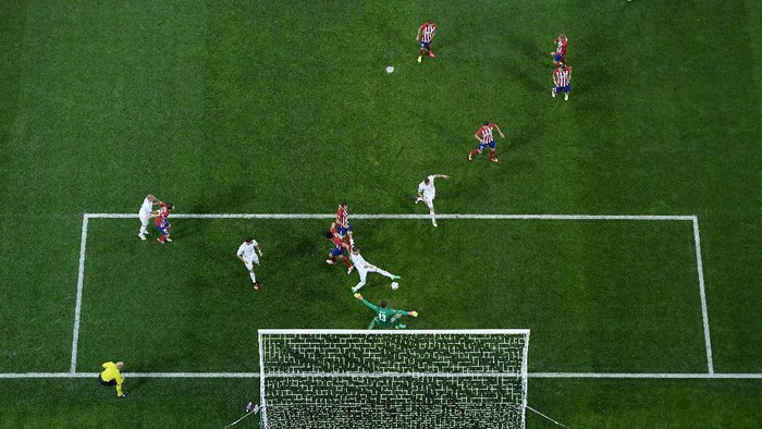 MILAN, ITALY - MAY 28:  Sergio Ramos of Real Madrid scores the opening goal during the UEFA Champions League Final match between Real Madrid and Club Atletico de Madrid at Stadio Giuseppe Meazza on May 28, 2016 in Milan, Italy.  (Photo by Shaun Botterill/Getty Images)