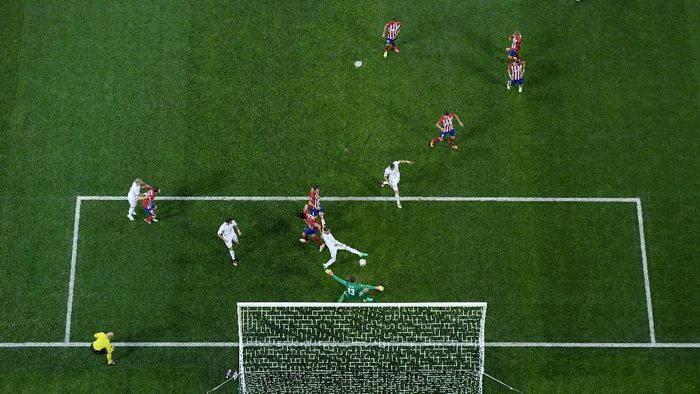 Ramos MILAN, ITALY - MAY 28: Sergio Ramos of Real Madrid scores the opening goal during the UEFA Champions League Final match between Real Madrid and Club Atletico de Madrid at Stadio Giuseppe Meazza on May 28, 2016 in Milan, Italy. (Photo by Shaun Botterill/Getty Images)