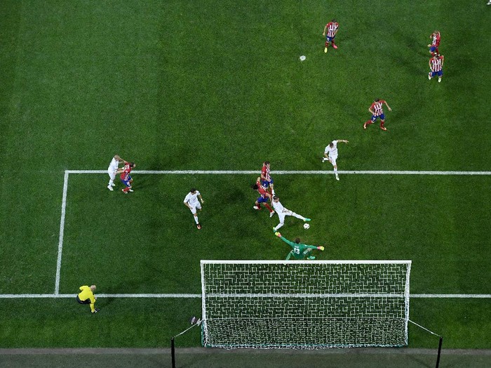 MILAN, ITALY - MAY 28:  Sergio Ramos of Real Madrid scores the opening goal during the UEFA Champions League Final match between Real Madrid and Club Atletico de Madrid at Stadio Giuseppe Meazza on May 28, 2016 in Milan, Italy.  (Photo by Shaun Botterill/Getty Images)